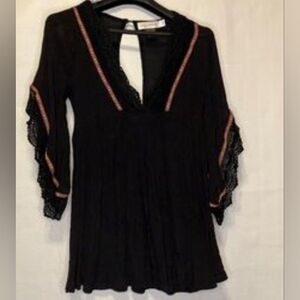 Urban Mangoz Bohemian Crochet Lace Embroidery Pattern Accents Tunic Tunic Top.